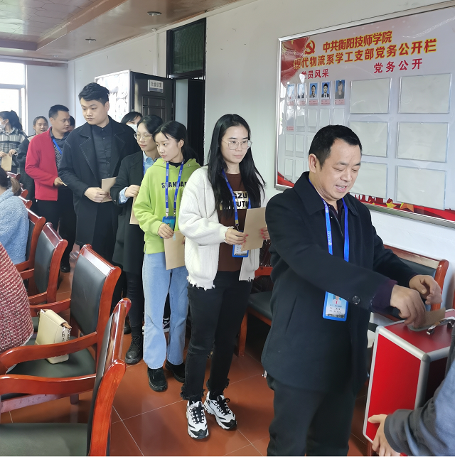 現(xiàn)代物流系：我為群眾辦實事，家長感恩送錦旗