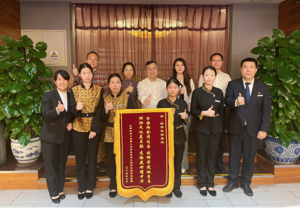 黨委書記肖春林帶隊(duì)看望慰問我院參與兩會(huì)接待工作學(xué)生