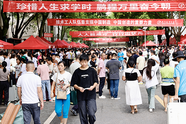 學(xué)院喜迎2024級(jí)新生入學(xué)報(bào)到