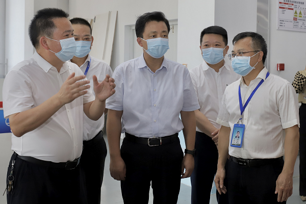 湖南省人民政府副省長、衡陽市委書記秦國文來衡陽技師學院調(diào)研