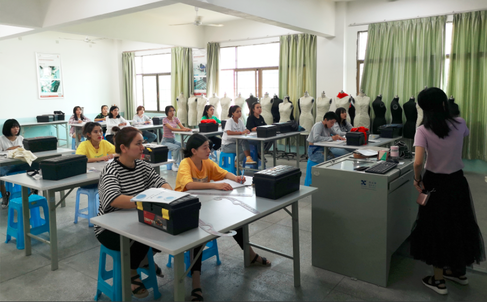 信息系2019年吐魯番市服裝設(shè)計(jì)與制作專(zhuān)業(yè)技能培訓(xùn)