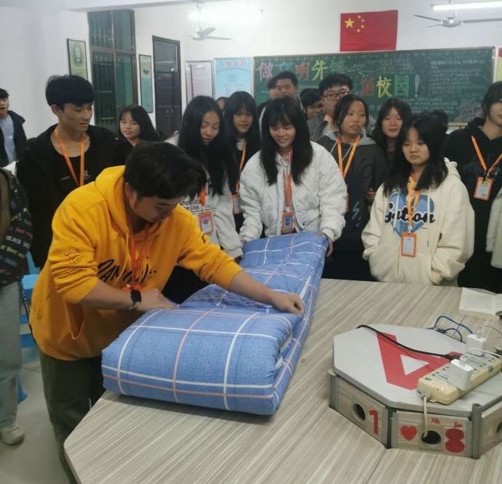 信息與生物技術(shù)系黨總支“我為群眾辦實(shí)事、從指導(dǎo)學(xué)生疊被子的細(xì)節(jié)入手”